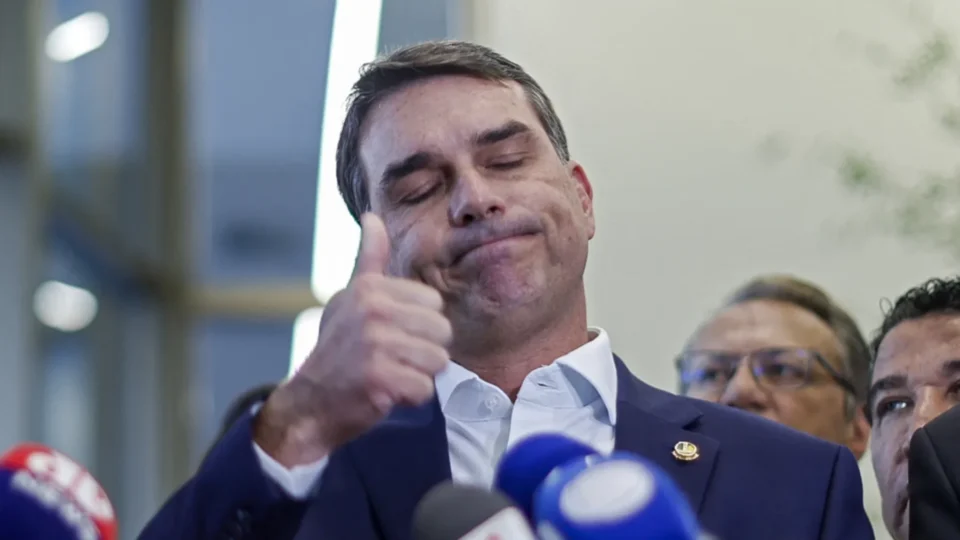 O problema de Flávio Bolsonaro agora é convencer que está dizendo a verdade