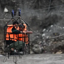 Após dez dias da avalanche, Nepal resgata sobreviventes em túnel e casa