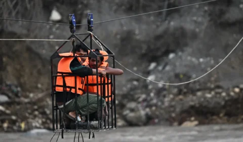 Após dez dias da avalanche, Nepal resgata sobreviventes em túnel e casa