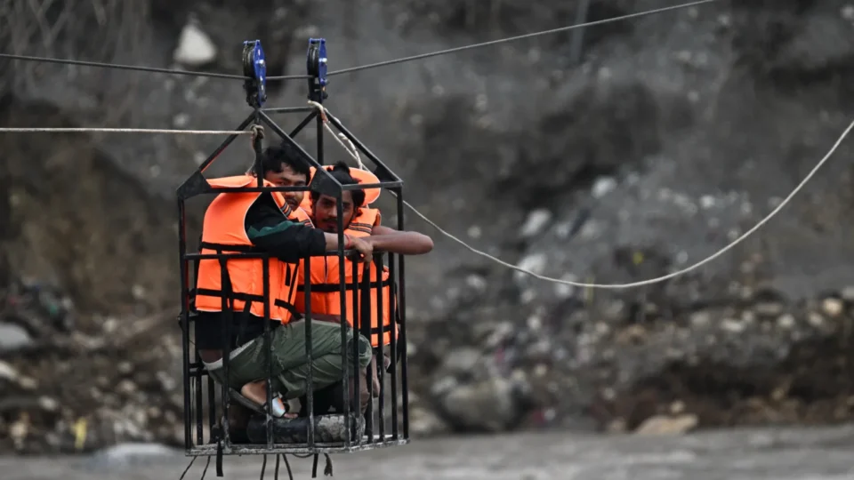 Após dez dias da avalanche, Nepal resgata sobreviventes em túnel e casa