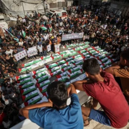 Em meio a velório de 62 crianças em Gaza, cresce pressão internacional contra Israel