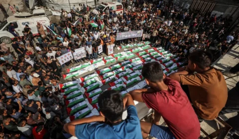 Em meio a velório de 62 crianças em Gaza, cresce pressão internacional contra Israel
