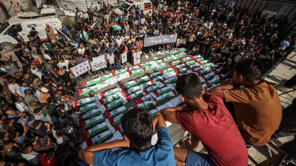 Em meio a velório de 62 crianças em Gaza, cresce pressão internacional contra Israel