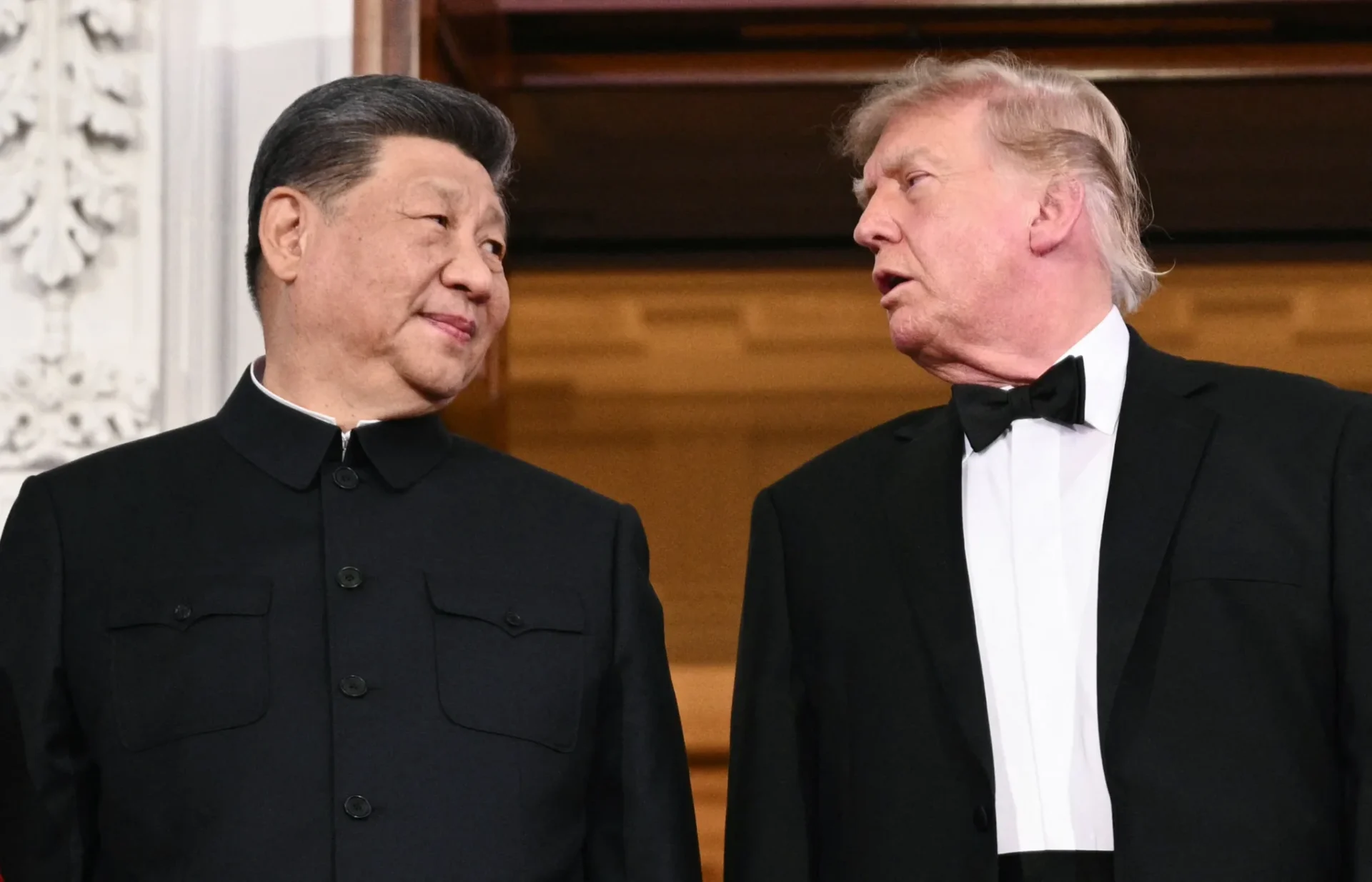Os presidentes da Chiina, Xi Jinping (esq.), e Donald Trump, dos EUA (dir.) | Crédito: Brendan Smialowski / AFP