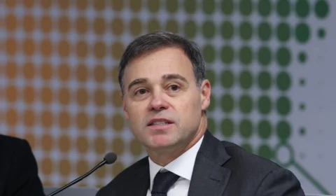 Juristas apontam que decisão de Mendonça ‘instala crise institucional sem precedentes’