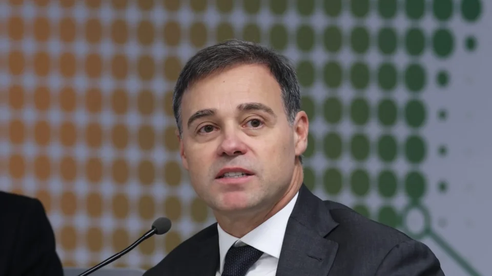 Juristas apontam que decisão de Mendonça ‘instala crise institucional sem precedentes’