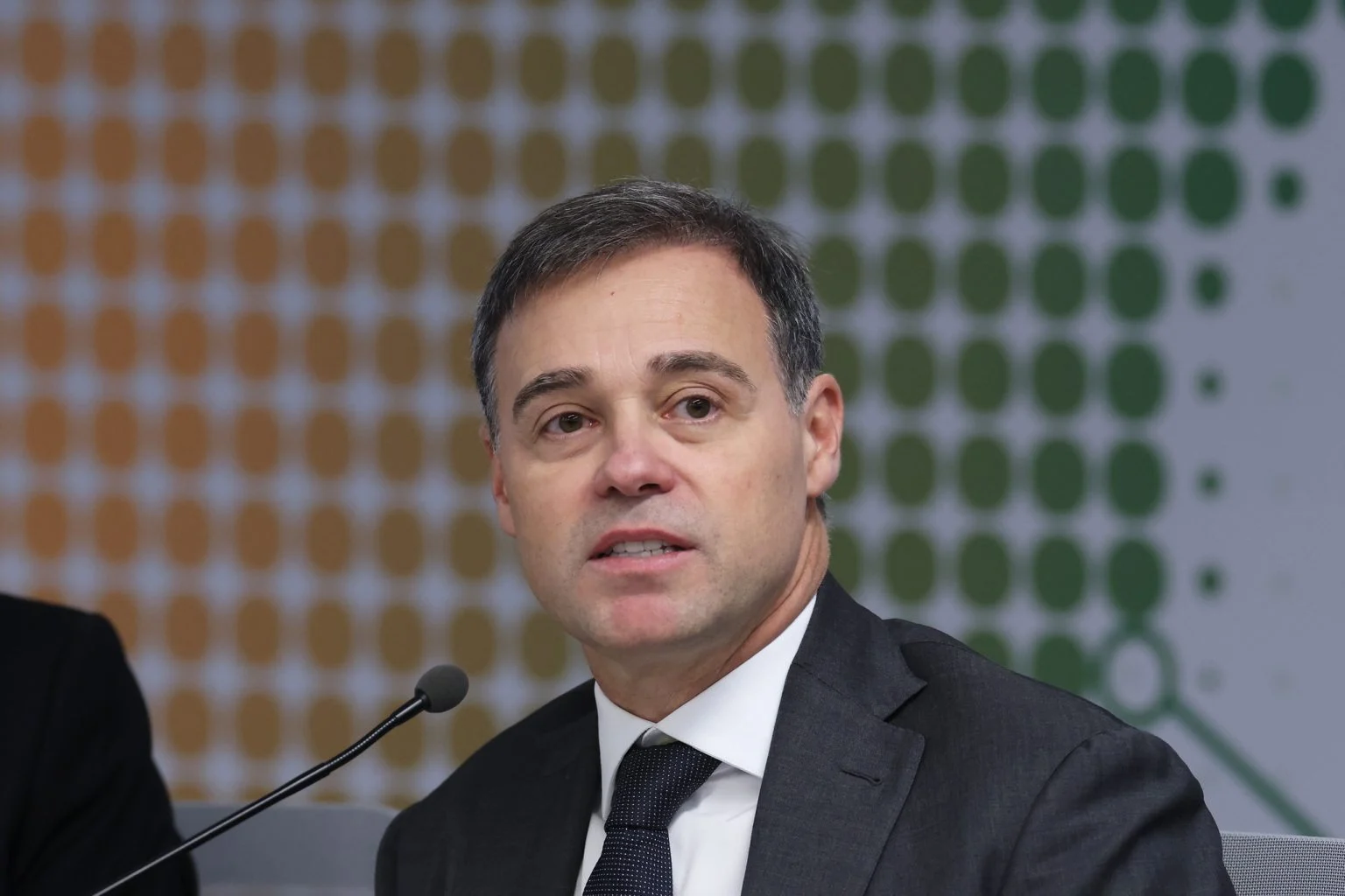 Juristas apontam que decisão de Mendonça ‘instala crise institucional sem precedentes’