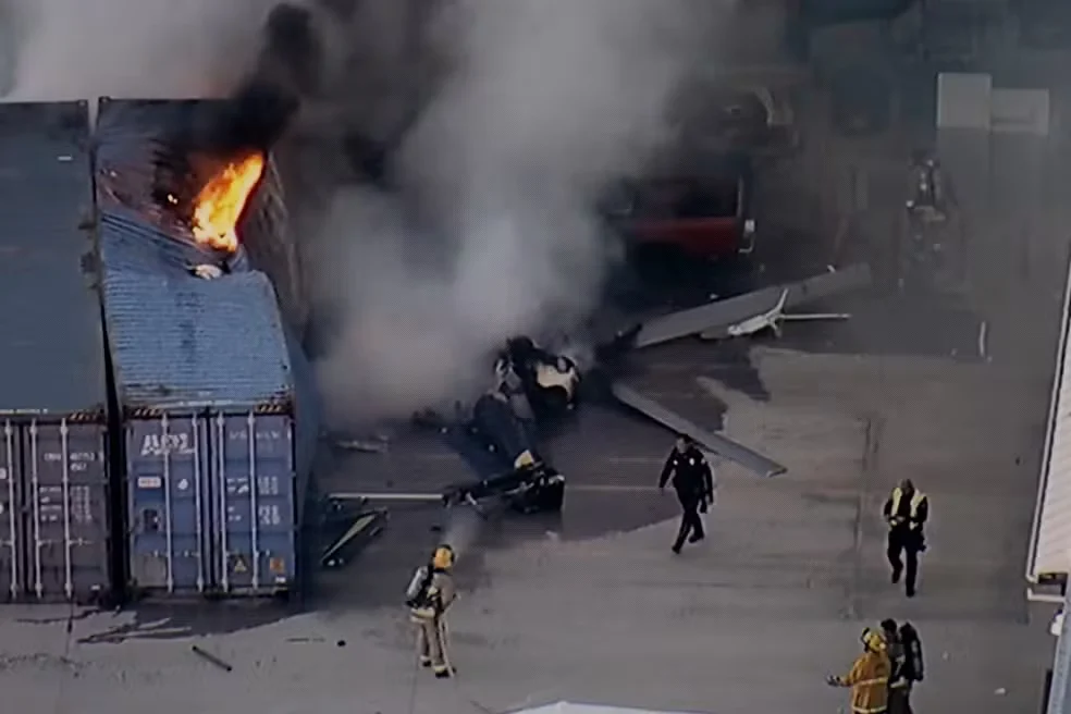 Helicóptero que caiu em Chatsworth, Los Angeles. — Foto: KABC-TV via AP