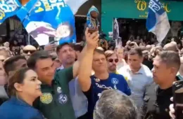 Flávio e Tarcísio erguem imagem de Nossa Senhora Aparecida durante ato em São Paulo