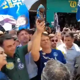 Flávio e Tarcísio erguem imagem de Nossa Senhora Aparecida durante ato em São Paulo