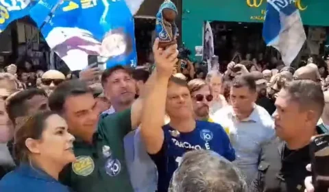 Flávio e Tarcísio erguem imagem de Nossa Senhora Aparecida durante ato em São Paulo