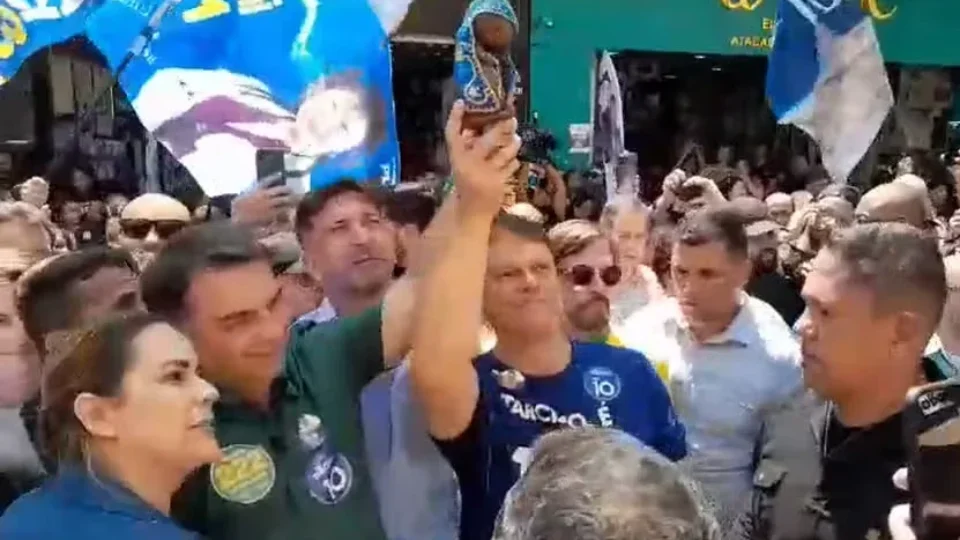 Flávio e Tarcísio erguem imagem de Nossa Senhora Aparecida durante ato em São Paulo