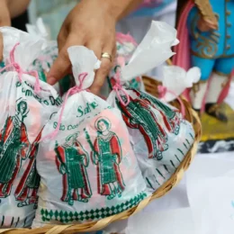 Festa de Cosme e Damião resiste ao tempo e tenta se adaptar à moda de novos doces no RJ