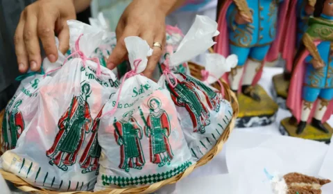 Festa de Cosme e Damião resiste ao tempo e tenta se adaptar à moda de novos doces no RJ