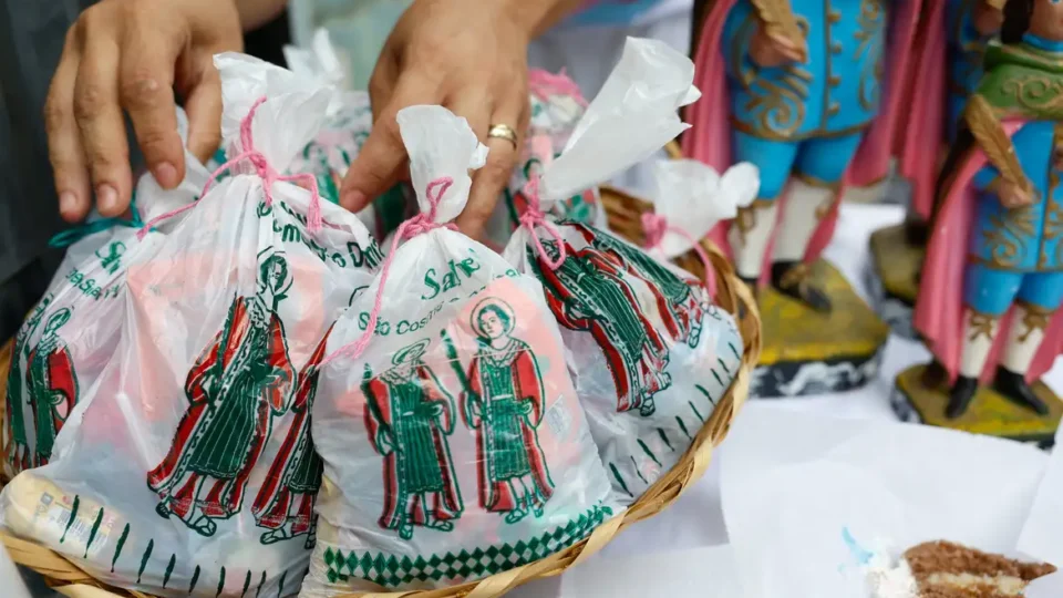 Festa de Cosme e Damião resiste ao tempo e tenta se adaptar à moda de novos doces no RJ