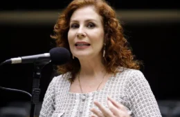 Carla Zambelli pede ao STF salvo-conduto para voltar ao Brasil e votar na mãe