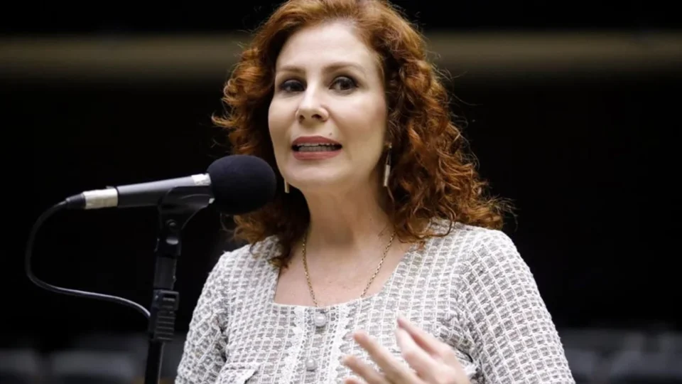 Carla Zambelli pede ao STF salvo-conduto para voltar ao Brasil e votar na mãe