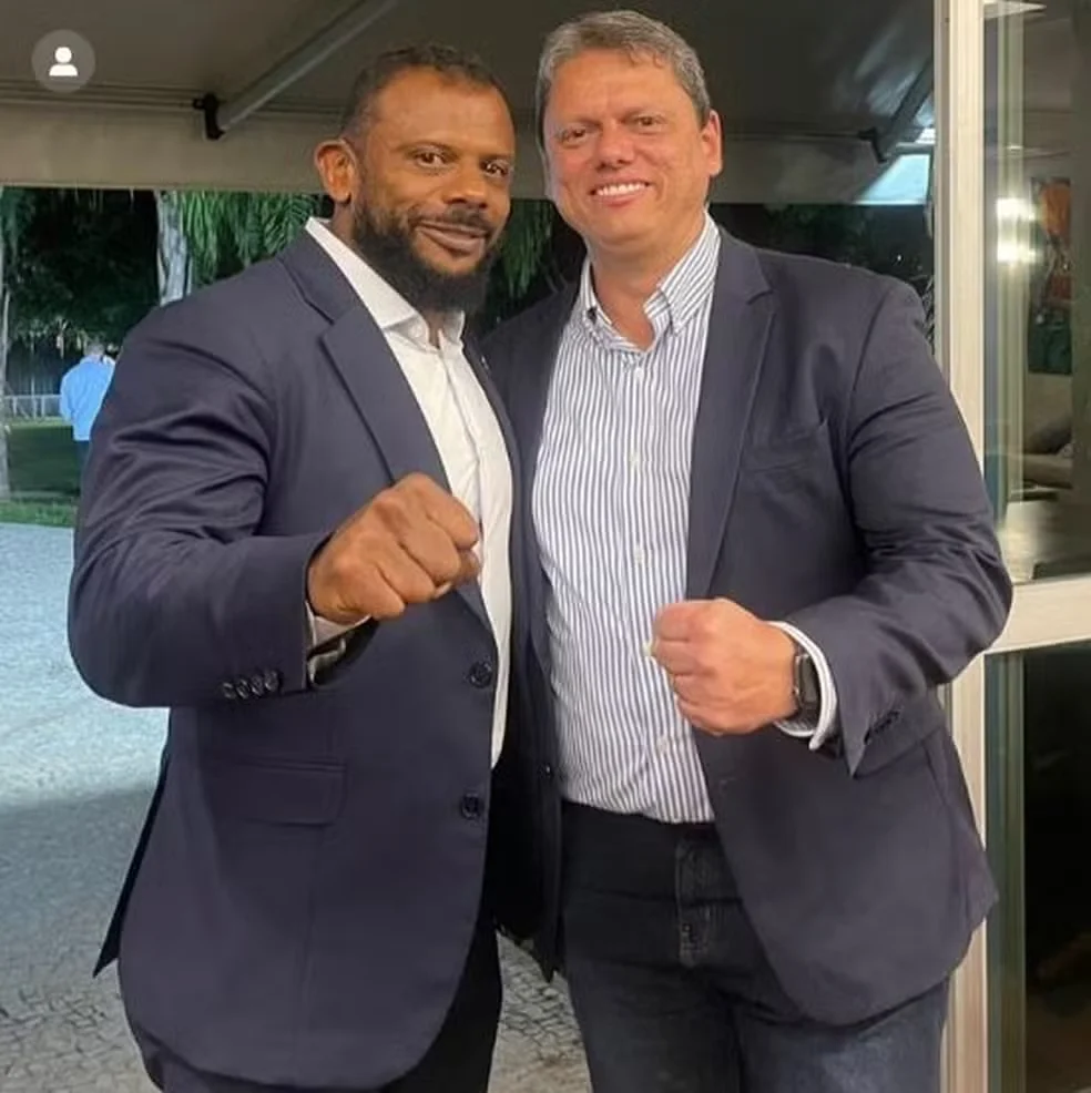 Delegado e deputado federal Da Cunha (PP) posa ao lado do governador Tarcísio de Freitas (Republicanos) após se reunir com ele em Brasília para discutirem sobre investimentos nas policiais estaduais. Foto foi publicada pelo parlamentar em 30 de janeiro de 2023 — Foto: Reprodução/Arquivo pessoal/Instagram