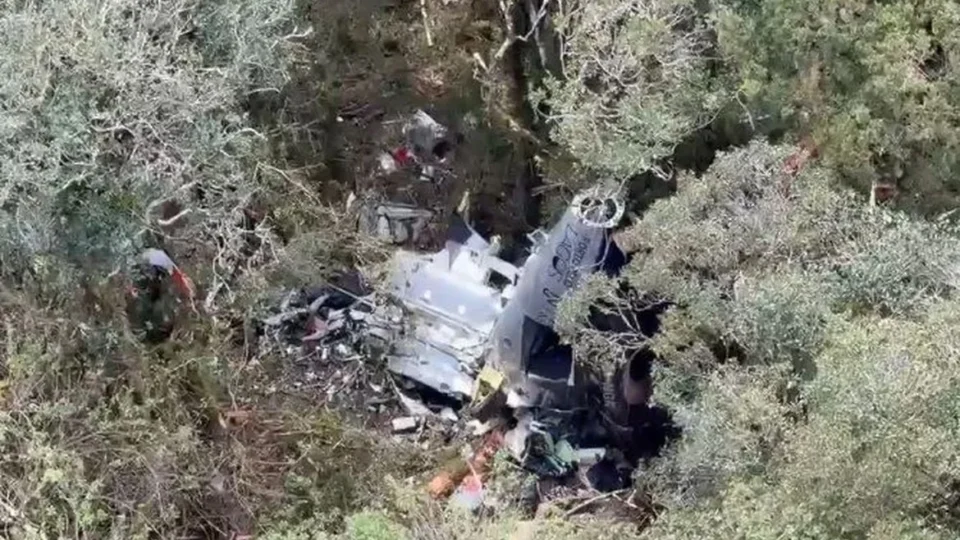 Destroços de helicóptero com cantor Rick são encontrados; cinco corpos são localizados