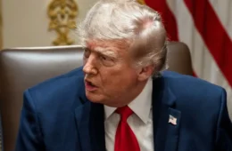 Corrida da IA racha setor: executivos pedem cautela, mas Trump rejeita freio e cita China