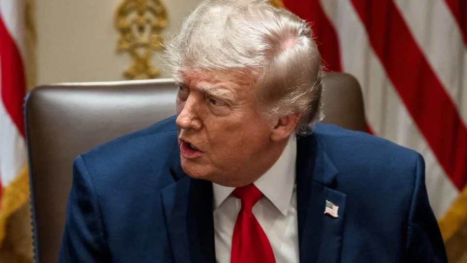Corrida da IA racha setor: executivos pedem cautela, mas Trump rejeita freio e cita China