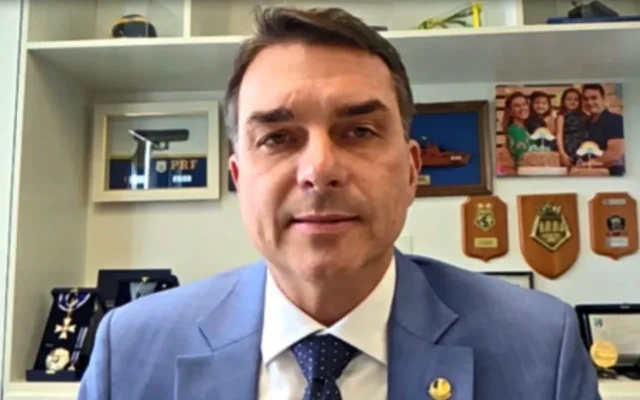 TSE suspende jingle de Lula que associa Flávio Bolsonaro a rachadinha e caso Banco Master