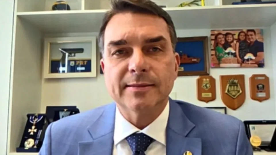 TSE suspende jingle de Lula que associa Flávio Bolsonaro a rachadinha e caso Banco Master