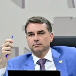 Evangélicos criticam Flávio Bolsonaro após polêmica com Nossa Senhora Aparecida