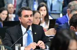 Discussões sobre Aparecida têm 75% de posts negativos para Flávio Bolsonaro