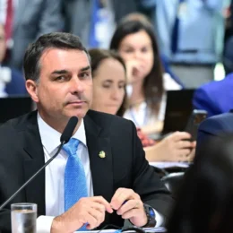 Discussões sobre Aparecida têm 75% de posts negativos para Flávio Bolsonaro