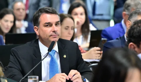 Discussões sobre Aparecida têm 75% de posts negativos para Flávio Bolsonaro