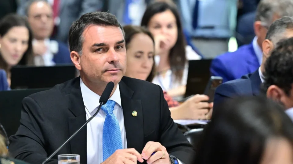 Discussões sobre Aparecida têm 75% de posts negativos para Flávio Bolsonaro