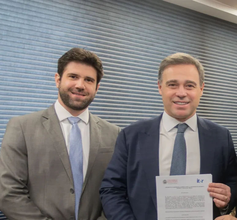André Mendonça com Rodrigo Sorrenti Hauer Vieira, seu chefe de gabinete no STF e sócio, durante a inauguração do Instituto Iter