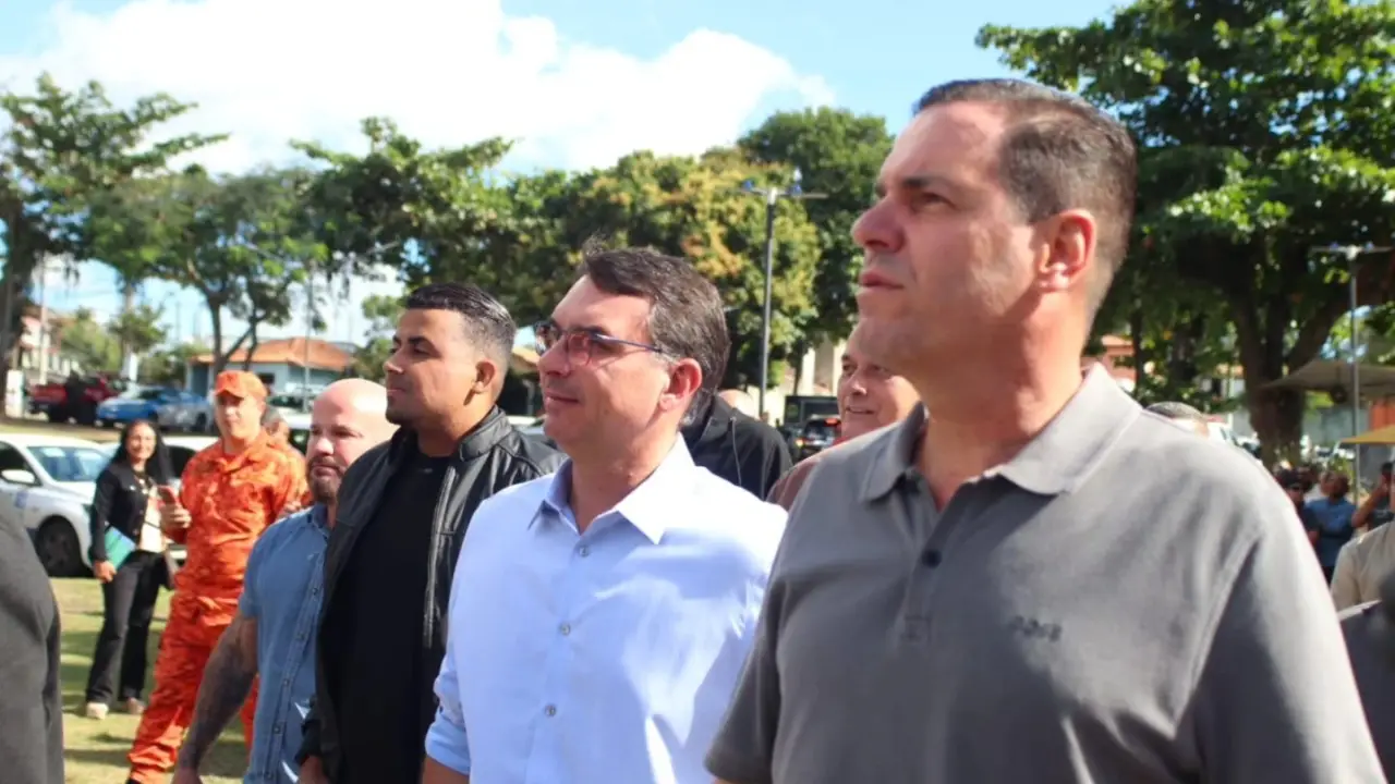 Gutemberg Fonseca (primeiro plano) com Flávio Bolsonaro e o ex-deputado TH Jóias, preso por envolvimento com o Comando Vermelho