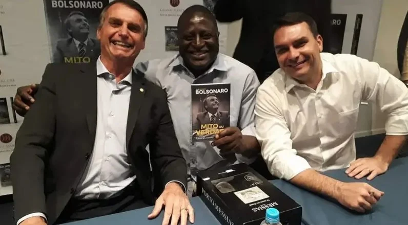 Hélio Lopes com Jair Bolsonaro e Flávio Bolsonaro em lançamento de livro