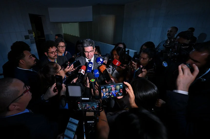 O líder do governo no Senado, Randolfe Rodrigues, durante entrevista coletiva nesta quarta-feiraTon Molina/Agência Senado Fonte: Agência Senado