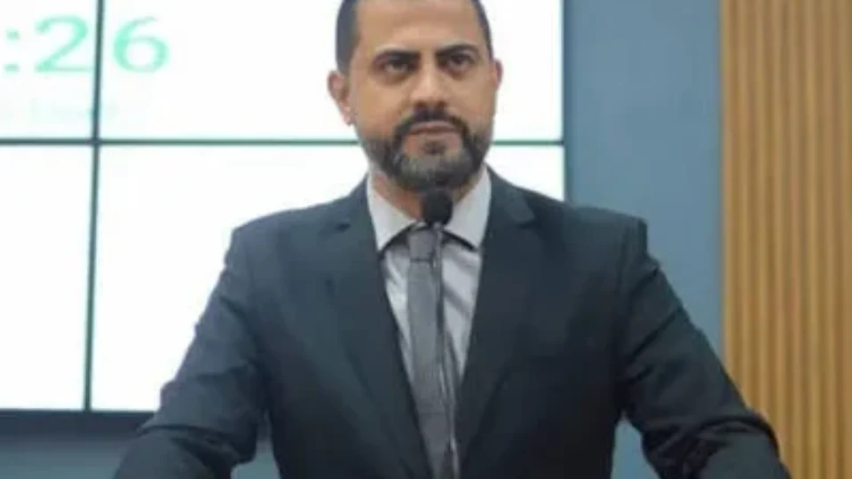 Vereador tem orelha cortada durante assalto e família é feita refém em MT