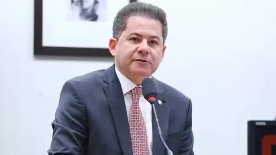 PF mira deputado aliado de Mendonça em operação sobre tráfico de influência em tribunais superiores