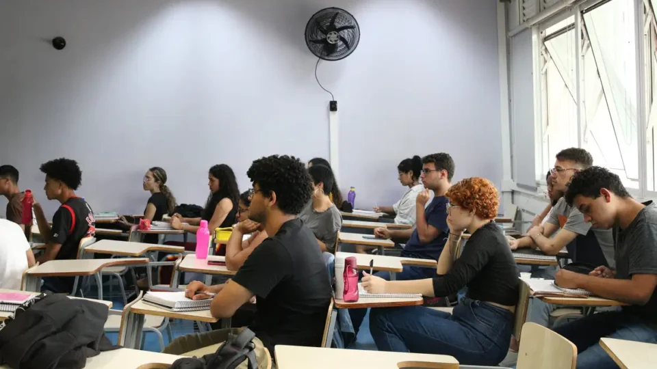 Receita, BC e Câmara dos Deputados têm concursos previstos; veja vagas