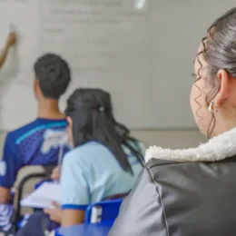 Relatório investiga fatores que levam professores a trabalhar em mais de uma escola