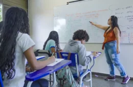 Professores mais velhos se multiplicam enquanto entrada de jovens na carreira despenca