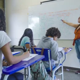Professores mais velhos se multiplicam enquanto entrada de jovens na carreira despenca