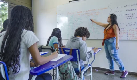 Professores mais velhos se multiplicam enquanto entrada de jovens na carreira despenca