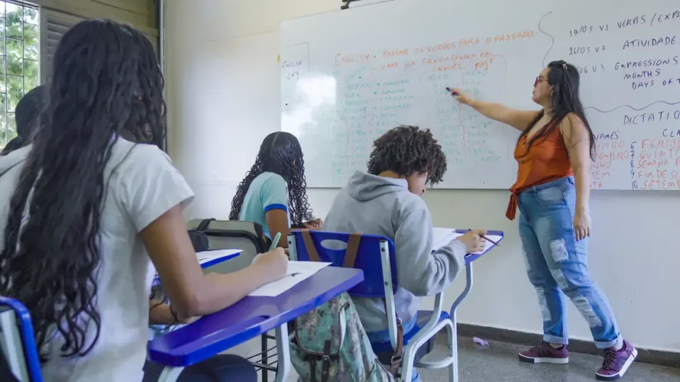 Professores mais velhos se multiplicam enquanto entrada de jovens na carreira despenca