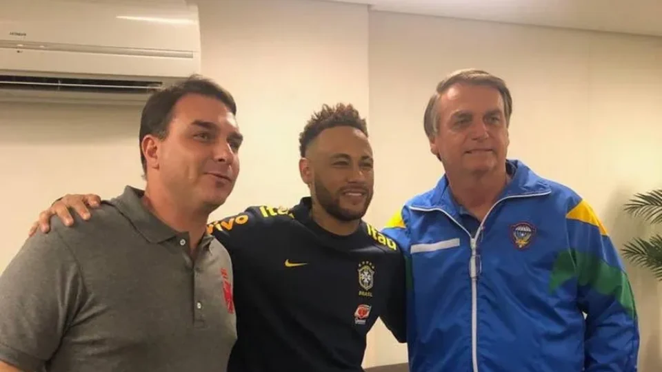 Mensagens apreendidas pela PF mostram cobrança de Flávio e Neymar Pai sobre Vorcaro