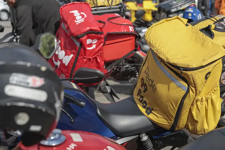  Motoristas de aplicativos e motoboys de delivery - Paulo Pinto/Agência Brasil