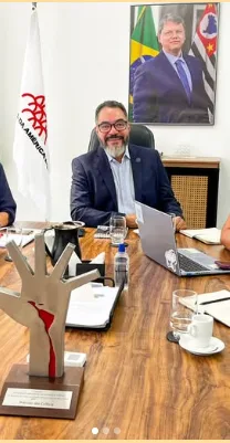 O ex-diretor João Carlos Corrêa, à frente a estatueta Prêmio Darcy Ribeiro. | Crédito: Instagram