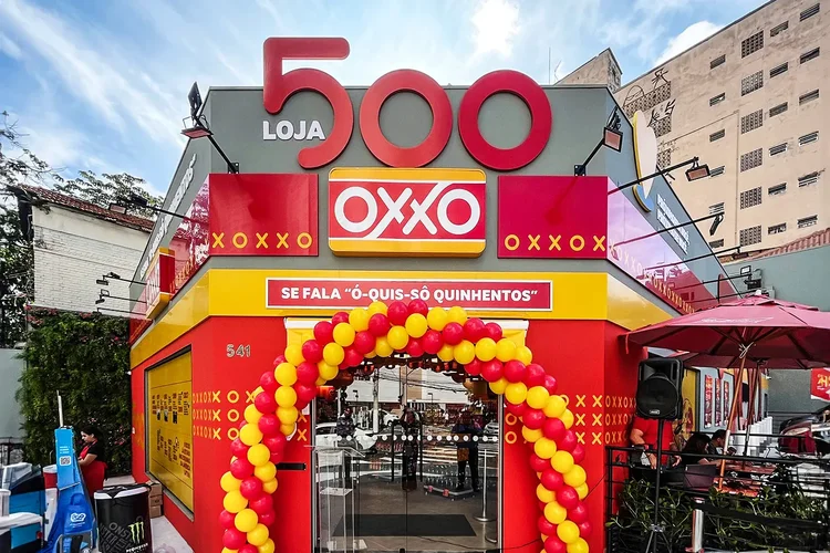 Mercados de proximidade ocupam espaços próximos à rotina de trabalho e deslocamento da população, tornando a localização e a conveniência parte das decisões de compra. Na foto, a loja 500 da rede Oxxo, que tomou conta de São Paulo a partir de 2021. Créditos: Divulgação Oxxo