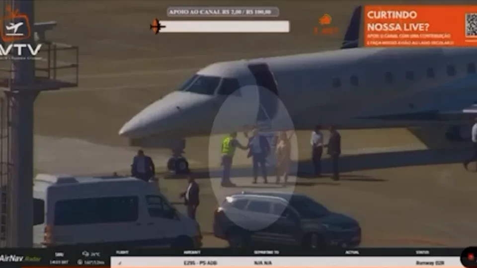 Vídeo mostra Moraes e esposa descendo do jatinho de Vorcaro, diz jornal