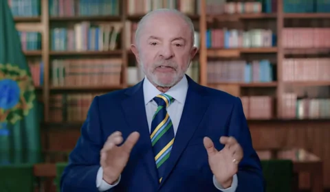 Lula assina sanção da lei do fim da taxa das blusinhas a 24 dias da eleição